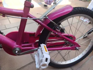 Bicicleta infantil rosa con cesta