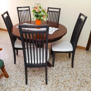 Mesa de comedor redonda y 4 sillas