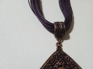 Collana multifilo viola con rombo di pietre