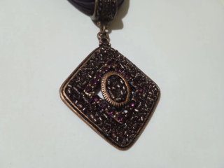 Collana multifilo viola con rombo di pietre
