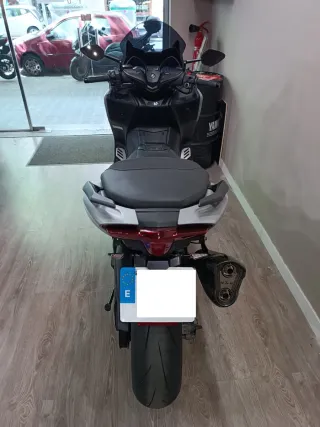 Yamaha TMAX 560 (llantas 17 homologadas)
