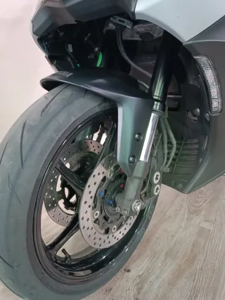 Yamaha TMAX 560 (llantas 17 homologadas)