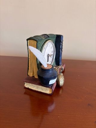 Adorno de mesa libro y pluma