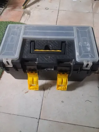 Caja de herramientas negra y amarilla