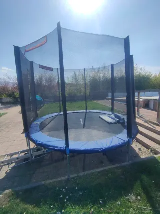 Cama elástica con red de seguridad