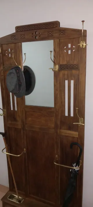 Recibidor antiguo en castaño. Perchero /Paragüero.