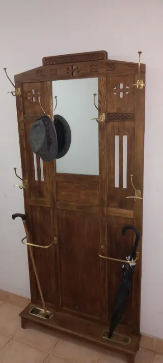 Recibidor antiguo en castaño. Perchero /Paragüero.