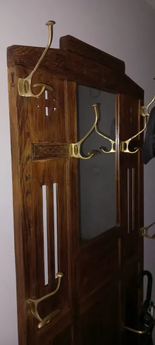 Recibidor antiguo en castaño. Perchero /Paragüero.