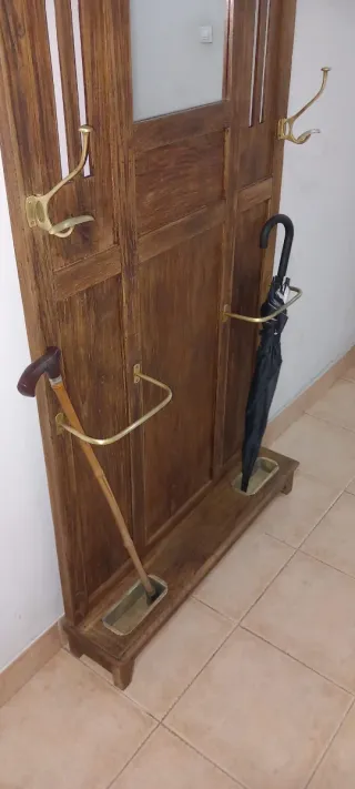 Recibidor antiguo en castaño. Perchero /Paragüero.