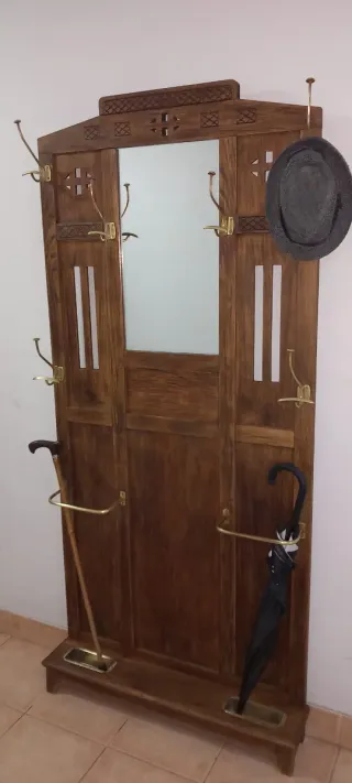 Recibidor antiguo en castaño. Perchero /Paragüero.