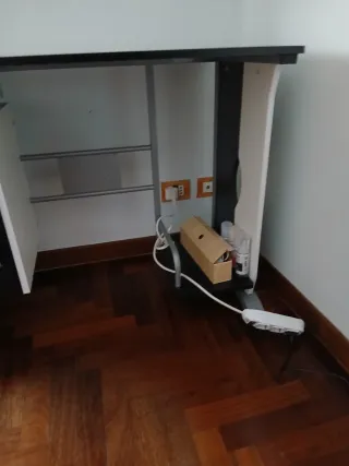 Scrivania bianca e nera