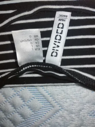 Camiseta de rayas blancas y negras