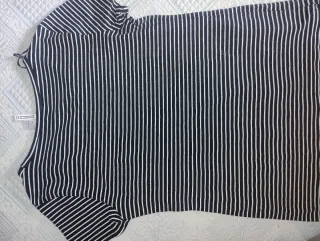 Camiseta de rayas blancas y negras