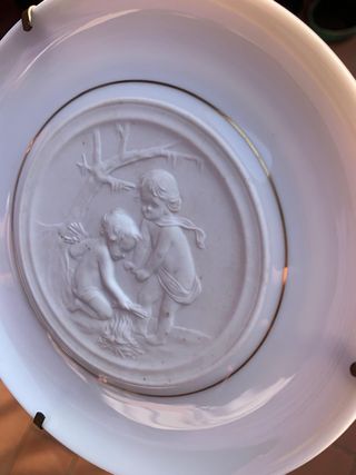 Piatto decorativo in porcellana vintage elegante