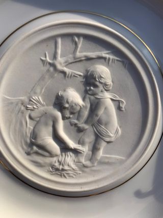 Piatto decorativo in porcellana vintage elegante