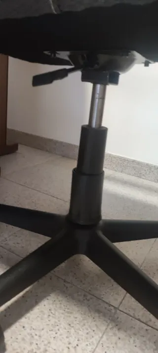 Silla de escritorio gris y negra