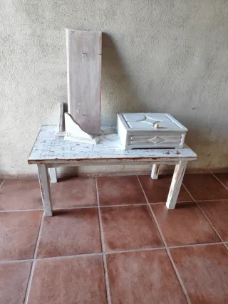 Lote mesa, caja y armario de madera