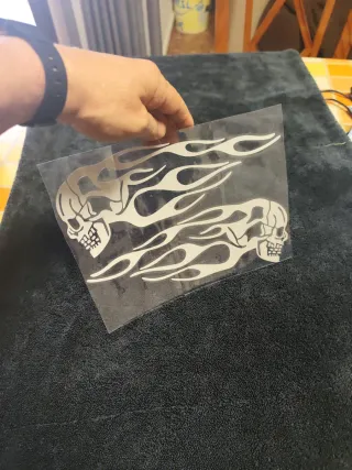 pareja de pegatina calavera fuego plateada