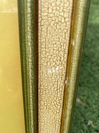 Marco de madera dorado y verde