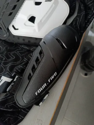 Peto Leatt 4.5 Negro/Blanco Nuevo