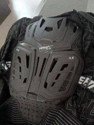 Peto Leatt 4.5 Negro/Blanco Nuevo