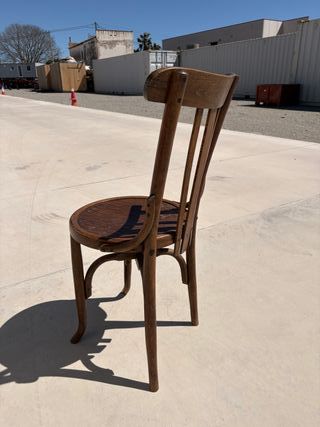 Silla de madera estilo clásico