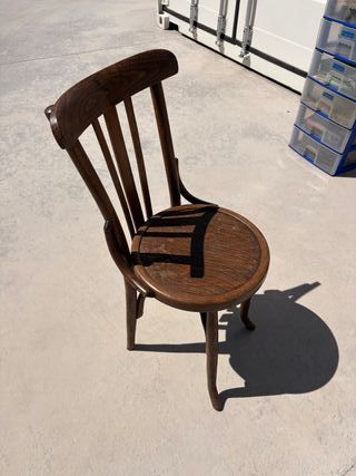 Silla de madera estilo clásico