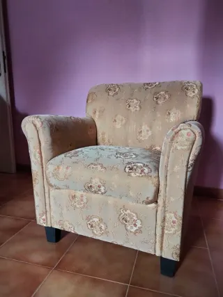 Poltrona beige con fantasia floreale