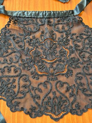 Delantal Belleza Alicantina Negro Encaje