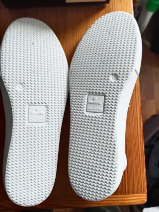 Camilla terapéutica y dos pares de zapatos nuevos.