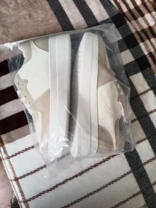 Camilla terapéutica y dos pares de zapatos nuevos.
