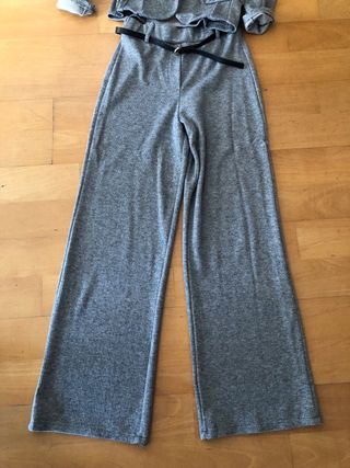 Traje gris suave y cómodo