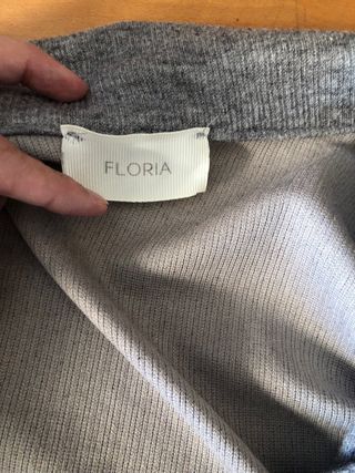 Traje gris suave y cómodo