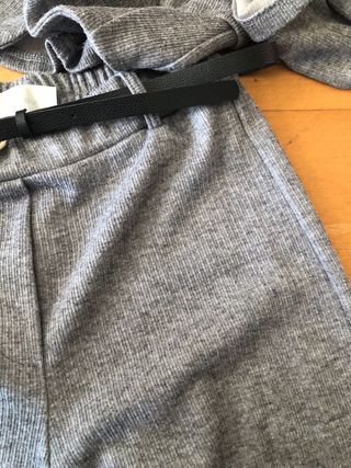 Traje gris suave y cómodo