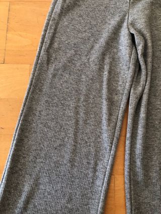 Traje gris suave y cómodo