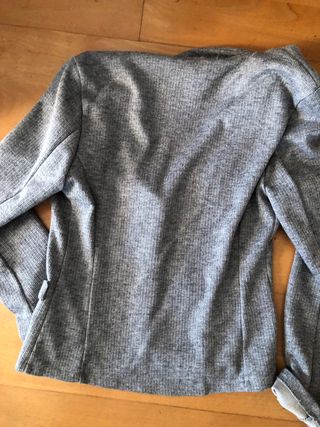 Traje gris suave y cómodo