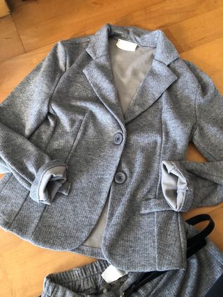 Traje gris suave y cómodo