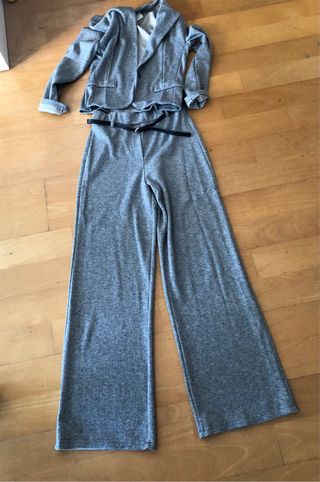 Traje gris suave y cómodo