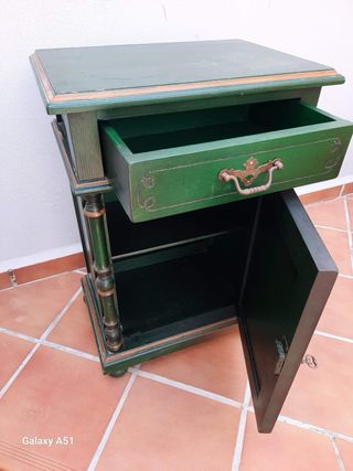 Escritorio y mesita de noche madera
