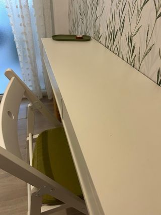 Estantería con soporte y silla