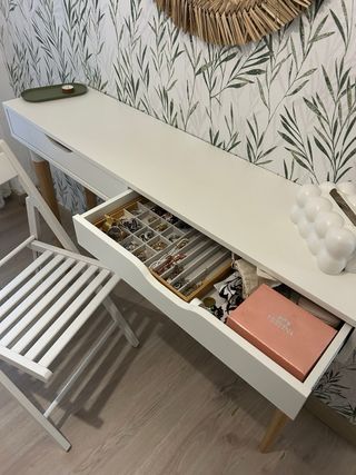 Estantería con soporte y silla