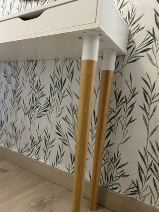 Estantería con soporte y silla