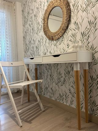 Estantería con soporte y silla