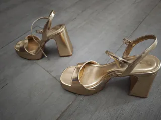 Zapatos de tacón dorados Stradivarius