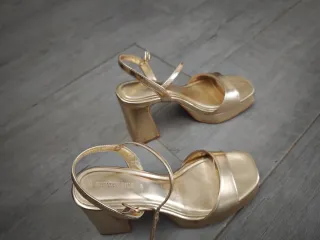 Zapatos de tacón dorados Stradivarius