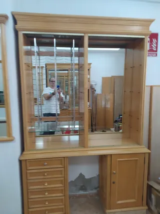 Vitrina de madera y cristal