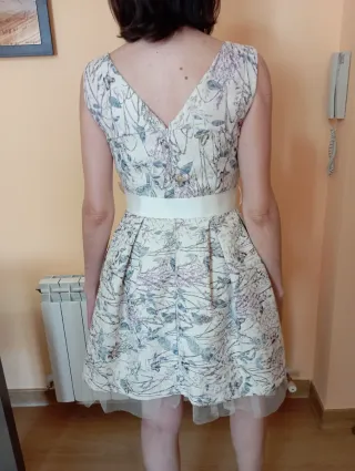 Vestido de fiesta beige y multicolor. Talla 40