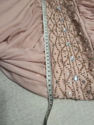 Vestido rosa palo de gasa con pedrería