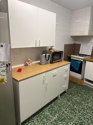 Cocina práctica blanca y madera