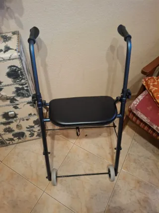 Andador con asiento y ruedas